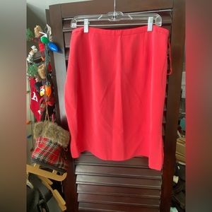 Jones New York 100% silk side zip lined skirt with back slit